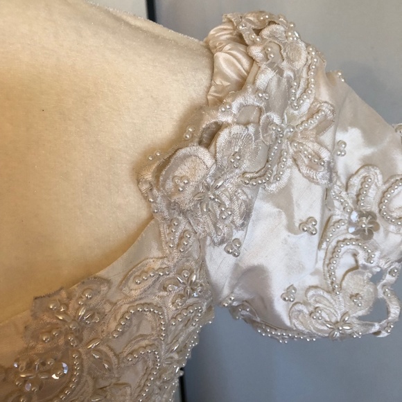 Wedding dress - Picture 8 of 16